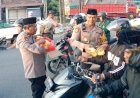 Polsek-Balongbendo-Bagikan-Takjil-Ramadhan