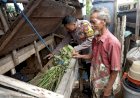Bhabinkamtibmas-Grabagan-Ajak-Warga-Jaga-Kebersihan-Peternakan-Kambing-Demi-Dukung-Program-Ketahanan-Pangan
