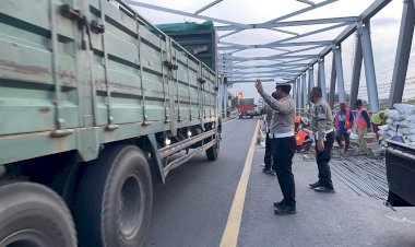 Polres-Probolinggo-Siagakan-Personel-dan-Siapkan-Jalur-Alternatif-Akibat-Lubang-di-Jembatan-Pajarakan