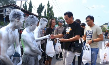 Polisi-Peduli,-Turun-ke-Jalan-Salurkan-Bansos-untuk-Pekerja-Jalanan-di-Ngawi