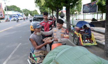 Patroli-Humanis,-Polres-Situbondo-Berbagi-Nasi-Kotak-kepada-Warga-dan-Pelajar