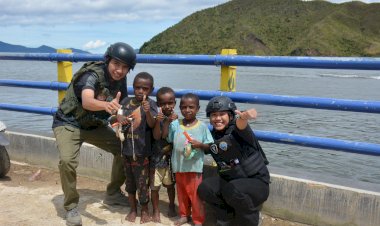 Sentuhan-Humanis-Personel-Satgas-Ops-Damai-Cartenz-Bersama-Masyarakat-dan-Anak-Anak-di-Paniai