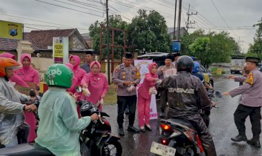 Polsek-Balongbendo-dan-Bhayangkari-Bagikan-400-Paket-Takjil-ke-Pengguna-Jalan