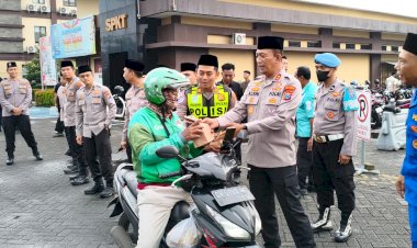 Humanis-untuk-Masyarakat,-Wakapolresta-Sidoarjo-dan-Pejabat-Utama-Bagikan-Ratusan-Takjil-di-Dalam-Mako