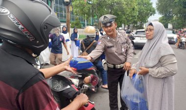 Polsek-Krian-Amankan-Kegiatan-Berbagi-Takjil-SDN-4-Krian