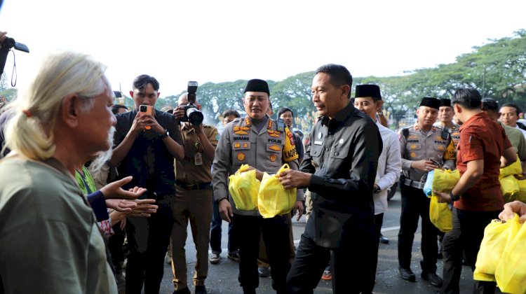 Pasca Aksi Demo Polresta Malang Kota dan Forkopimda Bersama GMNI Jatim Kerja Bakti dan Berbagi Sembako