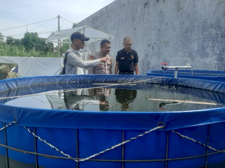 Bhabinkamtibmas Desa Kedung Kendo Tinjau Sarana dan Prasarana Budidaya Ikan Lele dalam Program P2B