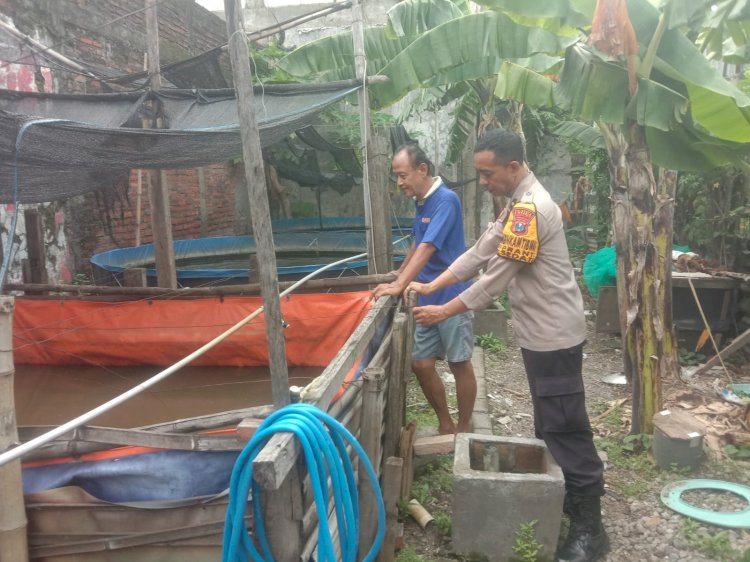 Polsek Sedati Sambangi Warga Pranti Manfaatkan Lahan untuk Budidaya Lele