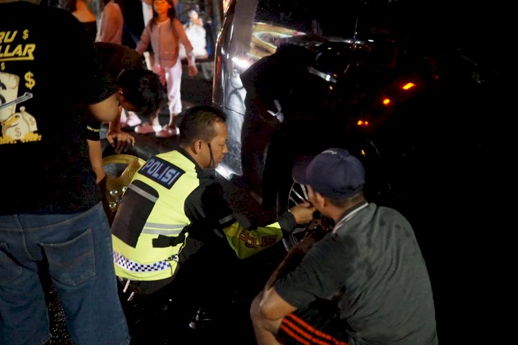 Sigap Polantas Polres Tuban Bantu Pemudik yang Alami Pecah Ban Tuai Pujian