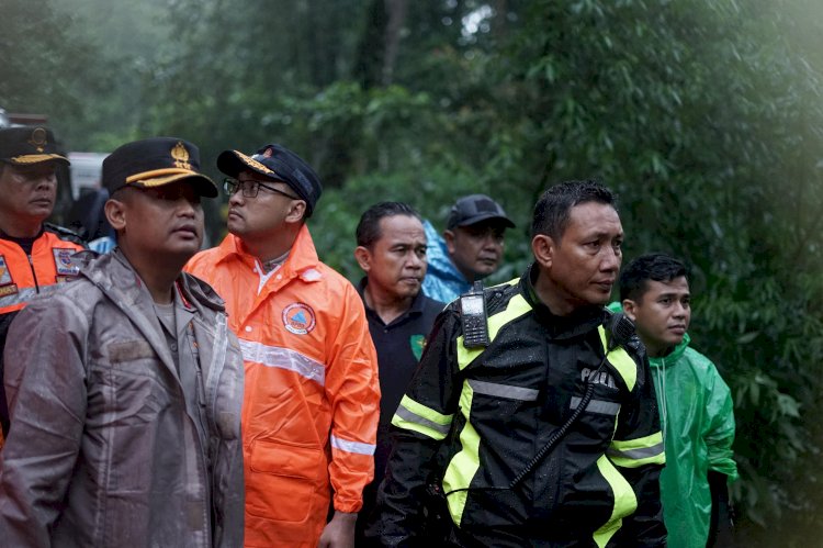 Cuaca tidak mendukung, Polisi dan Tim Evakuasi Sempat Tunda Pencarian Korban Longsor di Pacet