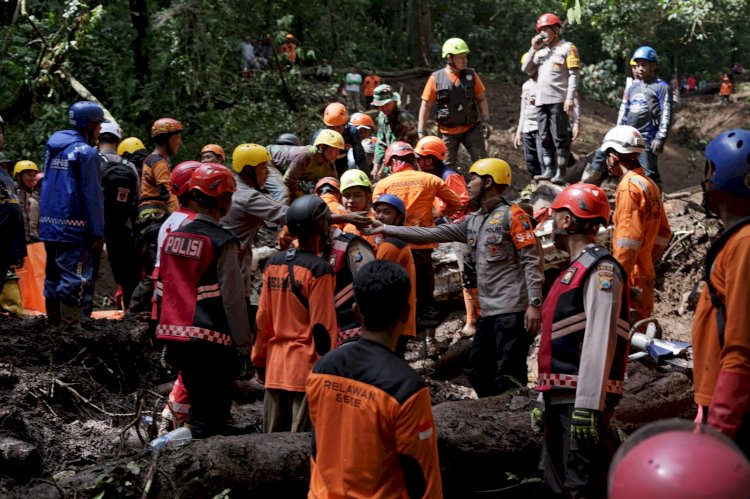 Hari Kedua Evakuasi, Polisi dan Tim SAR Gabungan Berhasil Temukan 9 Korban Longsor di Pacet Mojokerto