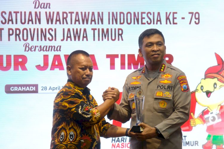 Kapolresta Sidoarjo Terima Penghargaan dari PWI Jatim