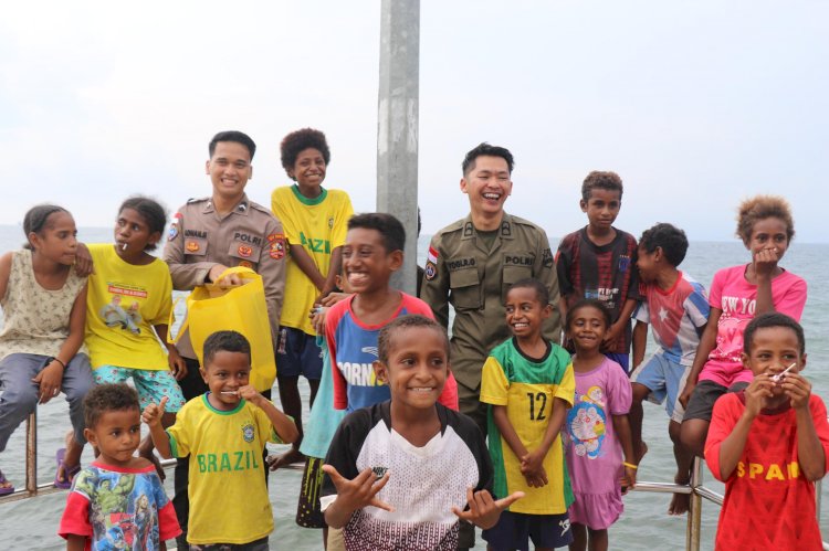 Satgas Humas Ops Damai Cartenz-2025 Sambangi Warga Hamadi, Imbau Jaga Kamtibmas