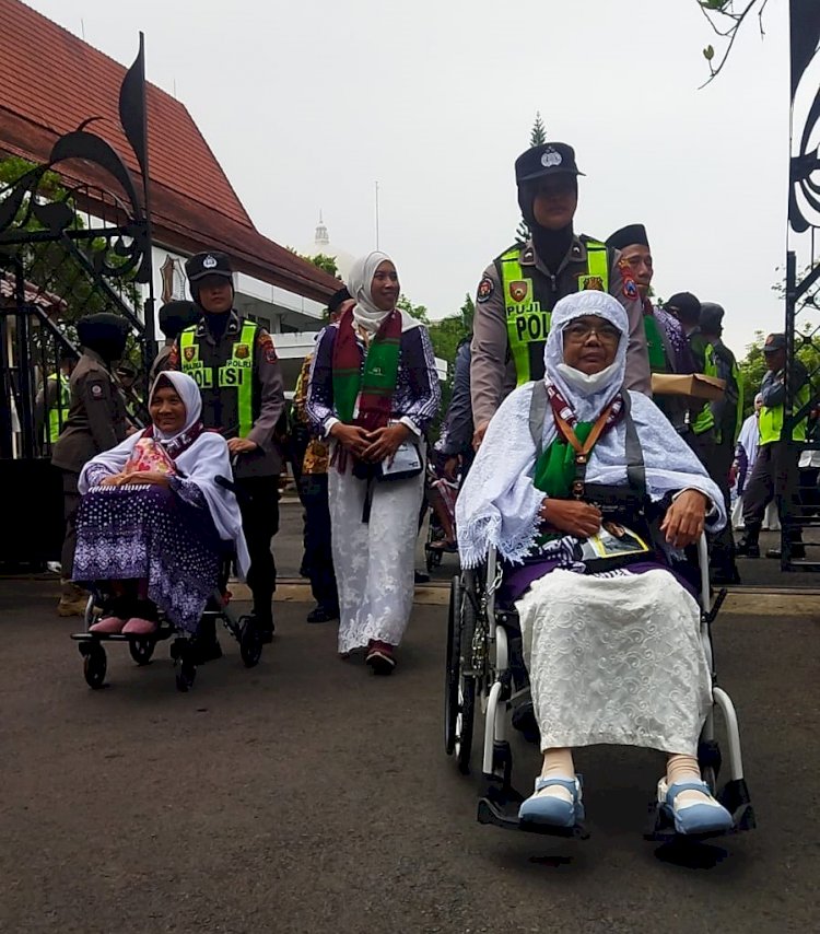 Sigap dan Tulus, Polwan Polres Bojonegoro Dampingi Calon Haji Lansia Menuju Bus