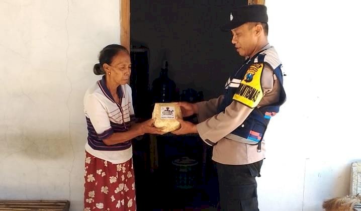 Tanpa Sampah Plastik Polres Magetan Peduli Lingkungan, Pembagian Daging Kurban Gunakan Besek Bambu