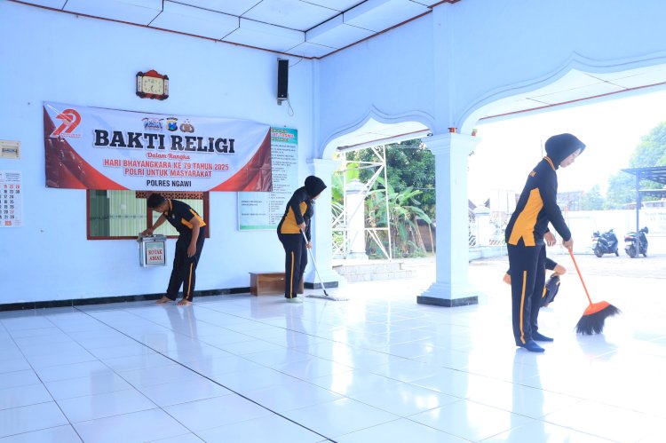 Polres Ngawi Gelar Bakti Religi di Hari Bhayangkara ke -79, Bersih - bersih di Sejumlah Tempat Ibadah