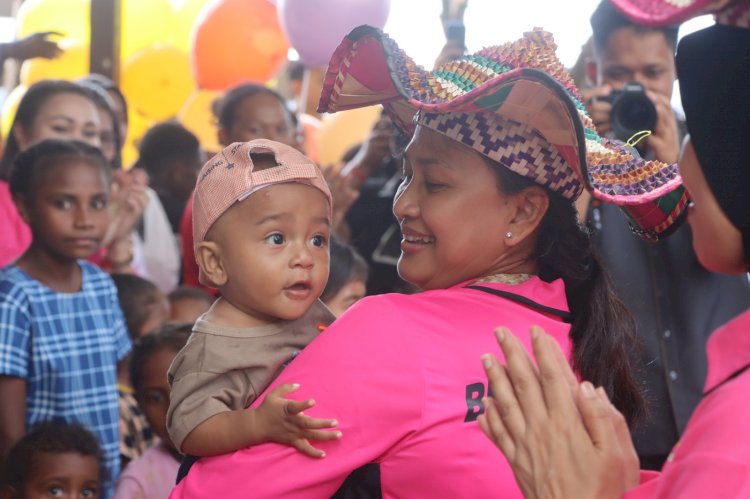 Kunjungi Raja Ampat, Ketum Bhayangkari Ny. Juliati Sigit Prabowo Salurkan Sembako hingga Gelar Khitanan Massal