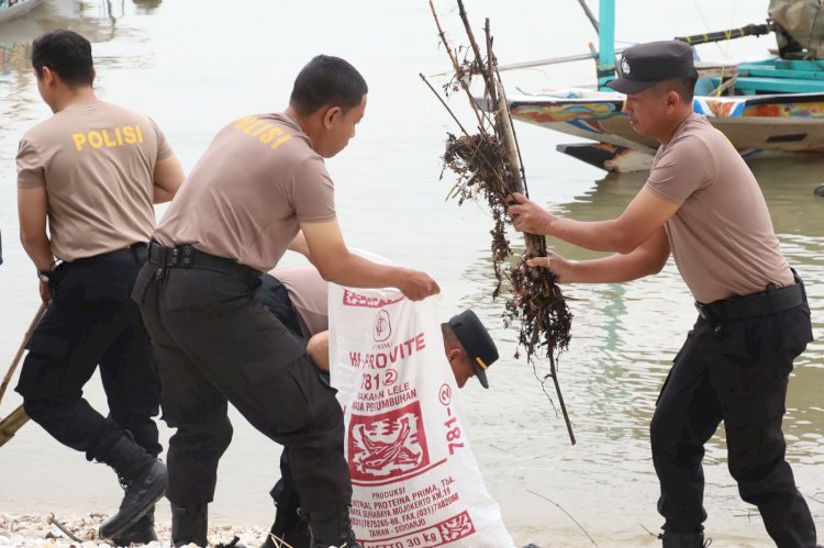 Polri Peduli Lingkungan : Polres Pelabuhan Tanjungperak Bersihkan Pesisir Surabaya Sambut Hari Bhayangkara ke-79