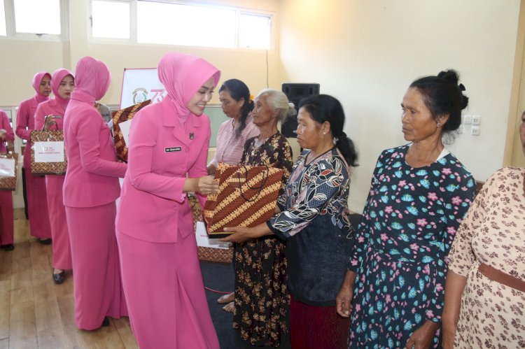 Polres Magetan Sambut Hari Bhayangkara ke -79 Berbagi Sembako di Wihara Vimalakirti Genilangit Poncol