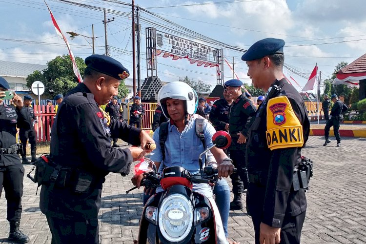 Sambut Hari Kemerdekaan RI ke - 80 Brimob Polda Jatim Berbagi 2000 Bendera Merah Putih di Pamekasan