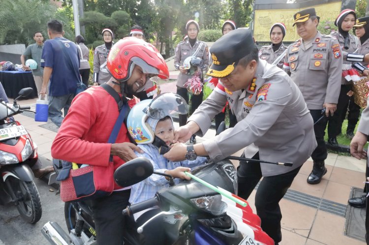 Semarak Merah Putih Sambut HUT RI ke-80 Polisi Berbagi 3.600 Bendera dan 83 Helm di Surabaya