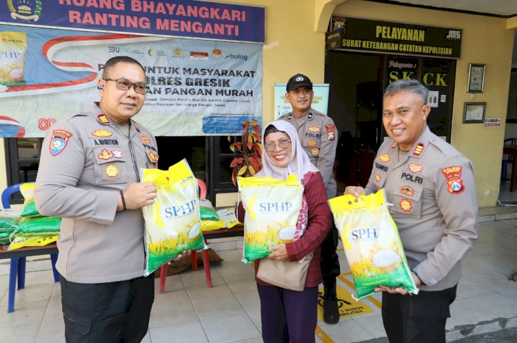 Senyum Sumringah Warga , Peroleh Beras Murah dari Polres Gresik di Hari Pangan Sedunia