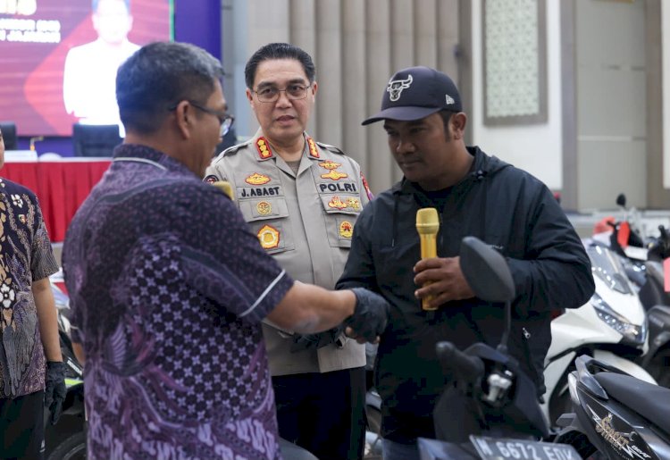 Polda Jatim Kembalikan Mobil dan Motor Hasil Ungkap Kasus Curanmor kepada Para Korban Tanpa Biaya