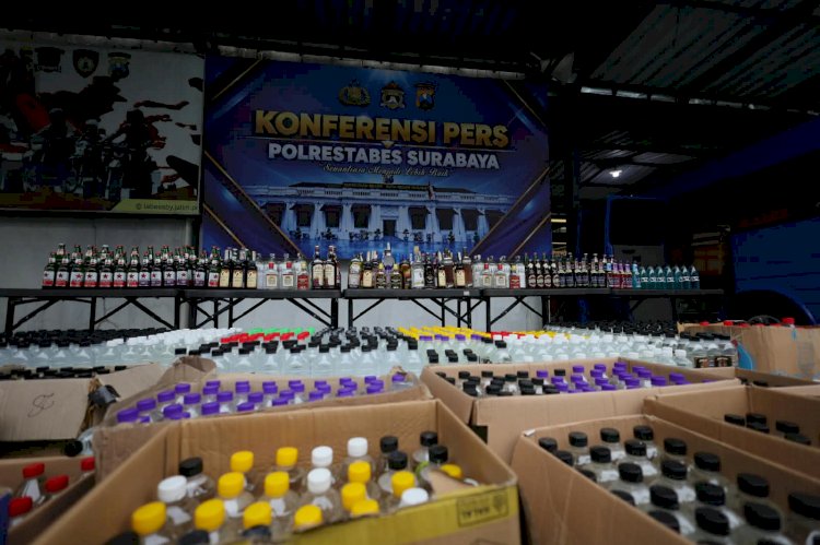 Gelar Operasi KRYD, Polrestabes Surabaya Sita 5.385 Botol Miras Ilegal